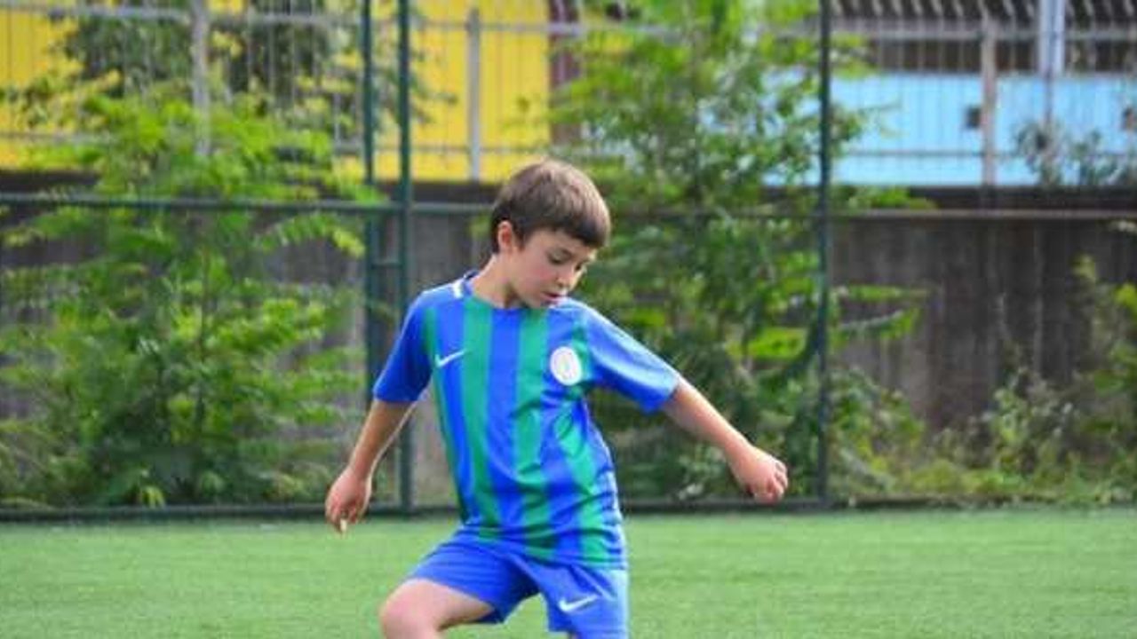 Üzerine kale direği devrilen Çaykur Rizespor'un altyapı oyuncusu yaşamını yitirdi
