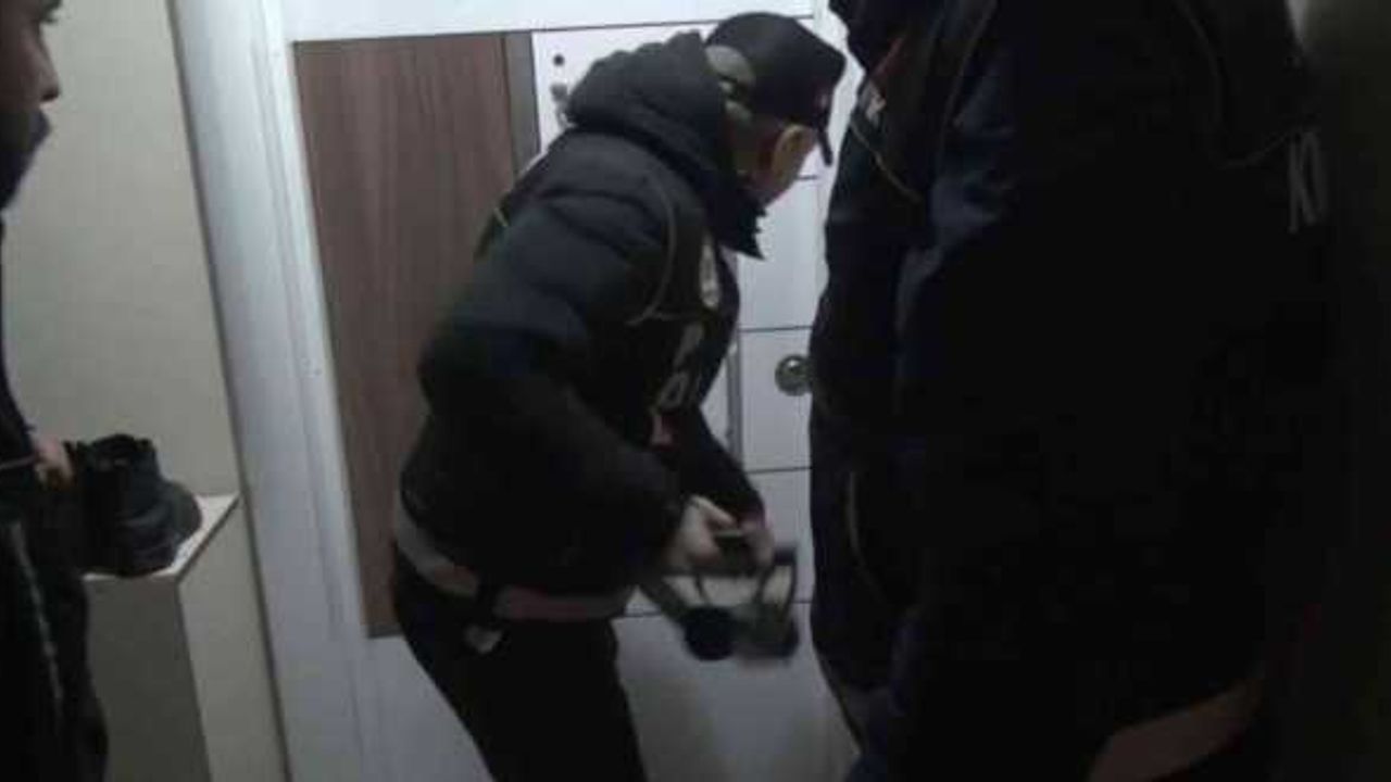 Zehir tacirlerine koçbaşıyla gece operasyonu: Tuvaletten uyuşturucu çıktı