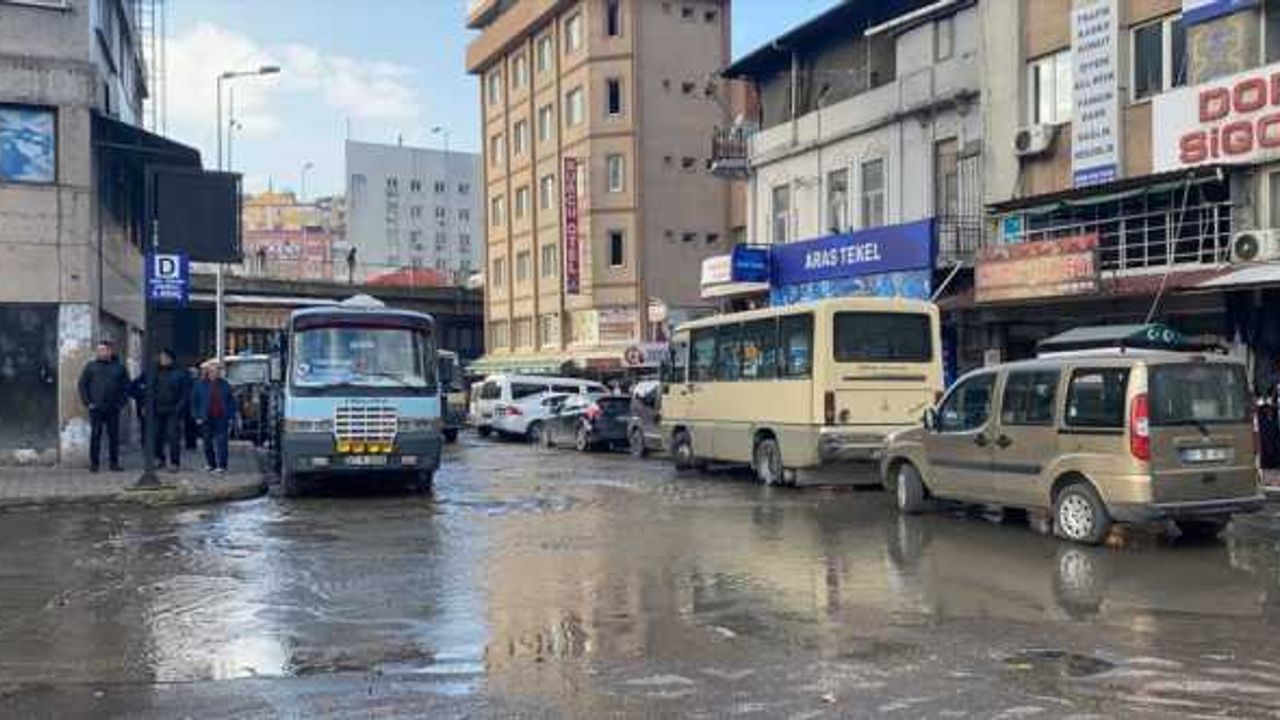 Zonguldak'ta içme suyu iletim hattına verilen zarar nedeniyle iş yerlerini su bastı