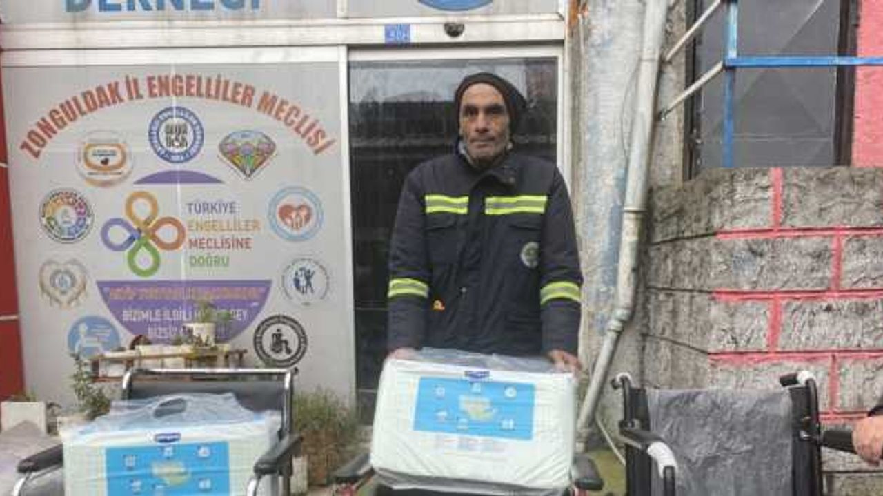 Zonguldak'ta temizlik personeli promosyon parasıyla tekerlekli sandalye bağışladı