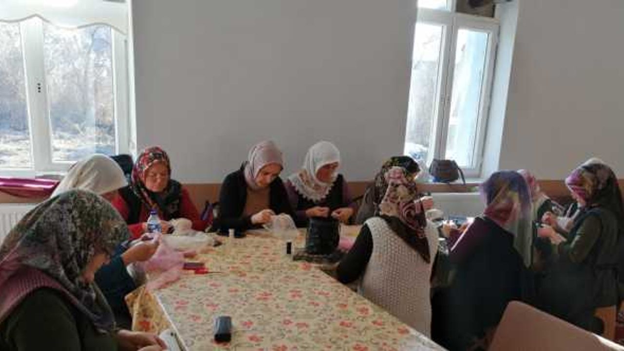 65 yaşındaki Sakine teyze çocukluğundan beri hayalini kurduğu çarşaf bağını öğreniyor