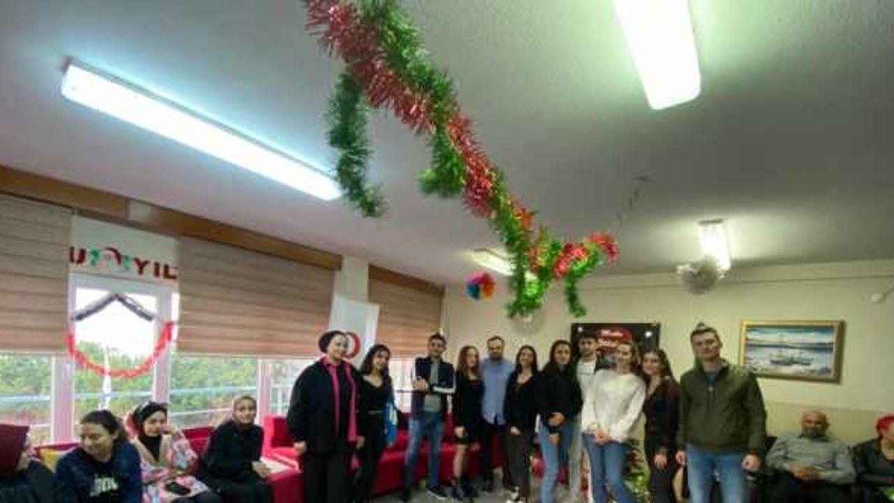 Akçakoca'da üniversite öğrencilerinden yaşlılara yeni yıl ziyareti