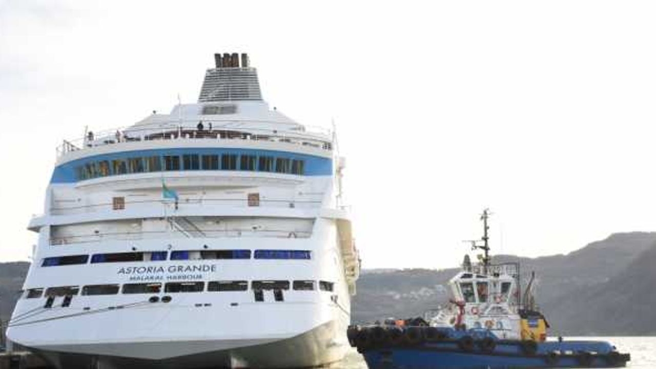 Amasra'da limana çarpan yolcu gemisi, römorkör yardımıyla demirledi