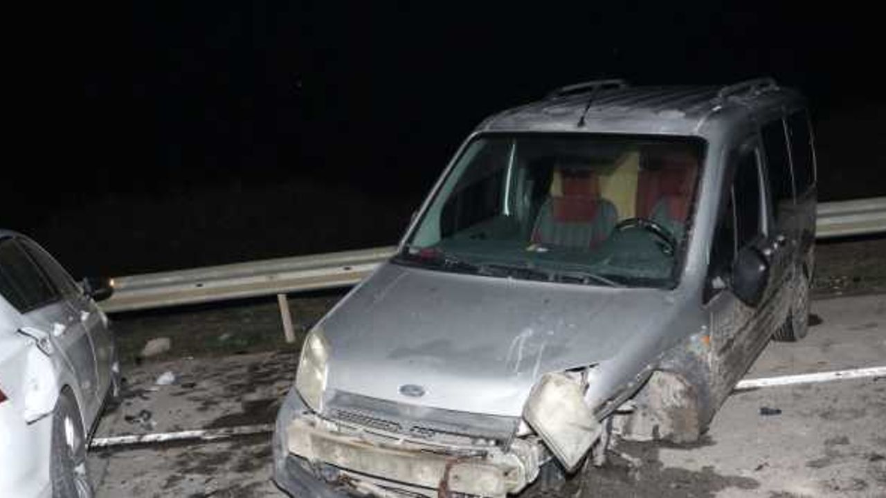 Amasya'da  hafif ticari araç ile otomobilin çarpıştığı kazada 2 kişi yaralandı