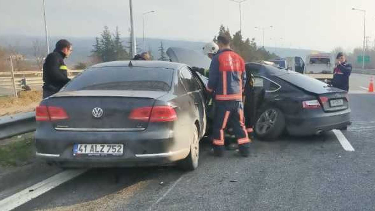 Anadolu Otoyolu'nda iki otomobil çarpıştı, 3 kişi yaralandı