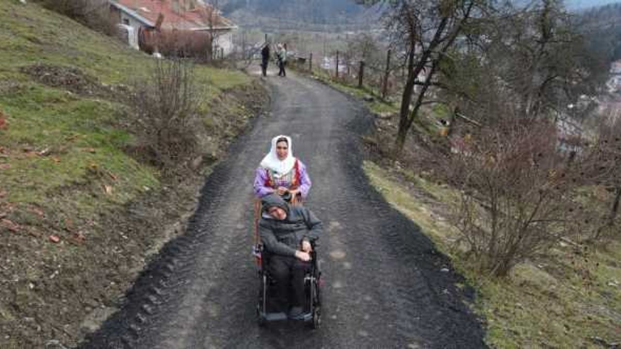 Annesinin sırtında seyir terasına taşıdığı Mehmet, akülü tekerlekli sandalyesine kavuştu