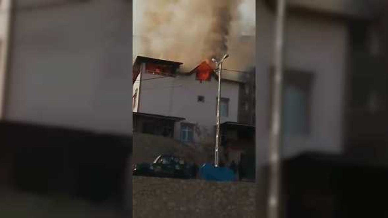 Ardanuç’ta 2 katlı binada yangın çıktı