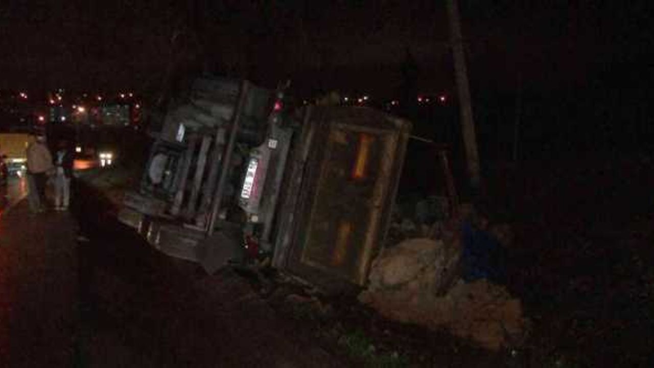 Arnavutköy’de hafriyat kamyonu devrildi