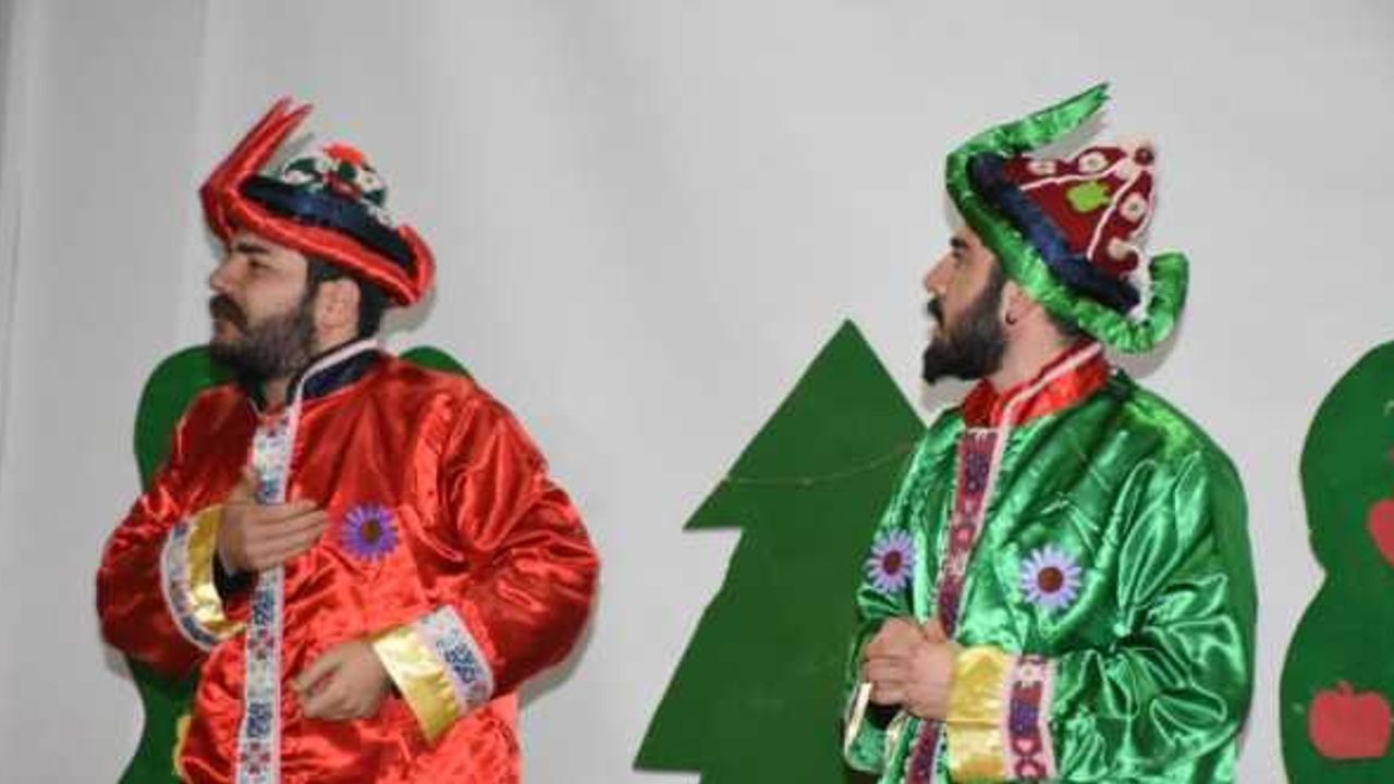 Artvin'de "Hacivat, Karagöz ile Dört İşlem Öğreniyorum" adlı tiyatro oyunu sahnelendi