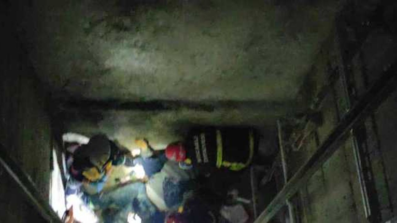 Asansör boşluğuna düşen işçi yaralandı, iş arkadaşları sinir krizi geçirdi