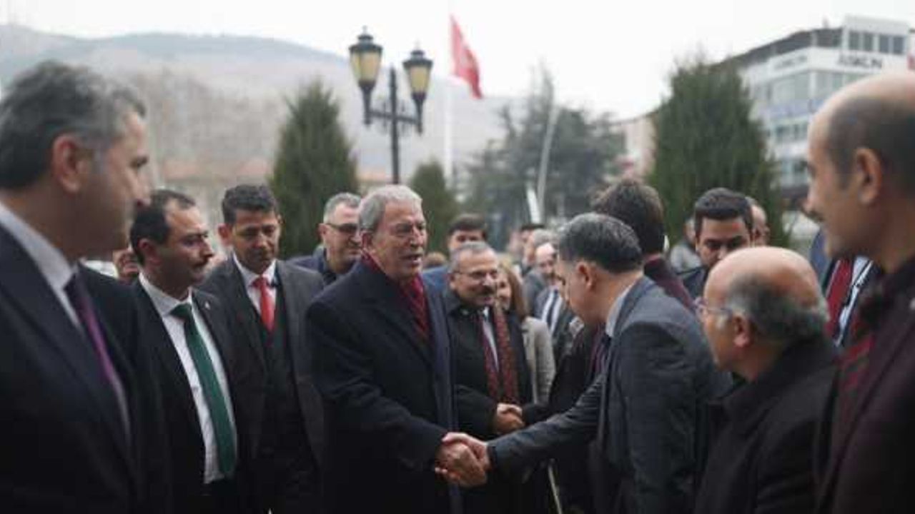 Bakan Akar, Tokat'ta Valiliği ve Belediyeyi ziyaret etti