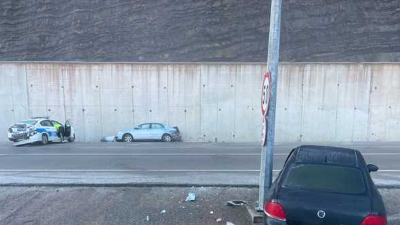 Bartın'da buzlanma nedeniyle yaşanan kazalarda 2 trafik polisi yaralandı