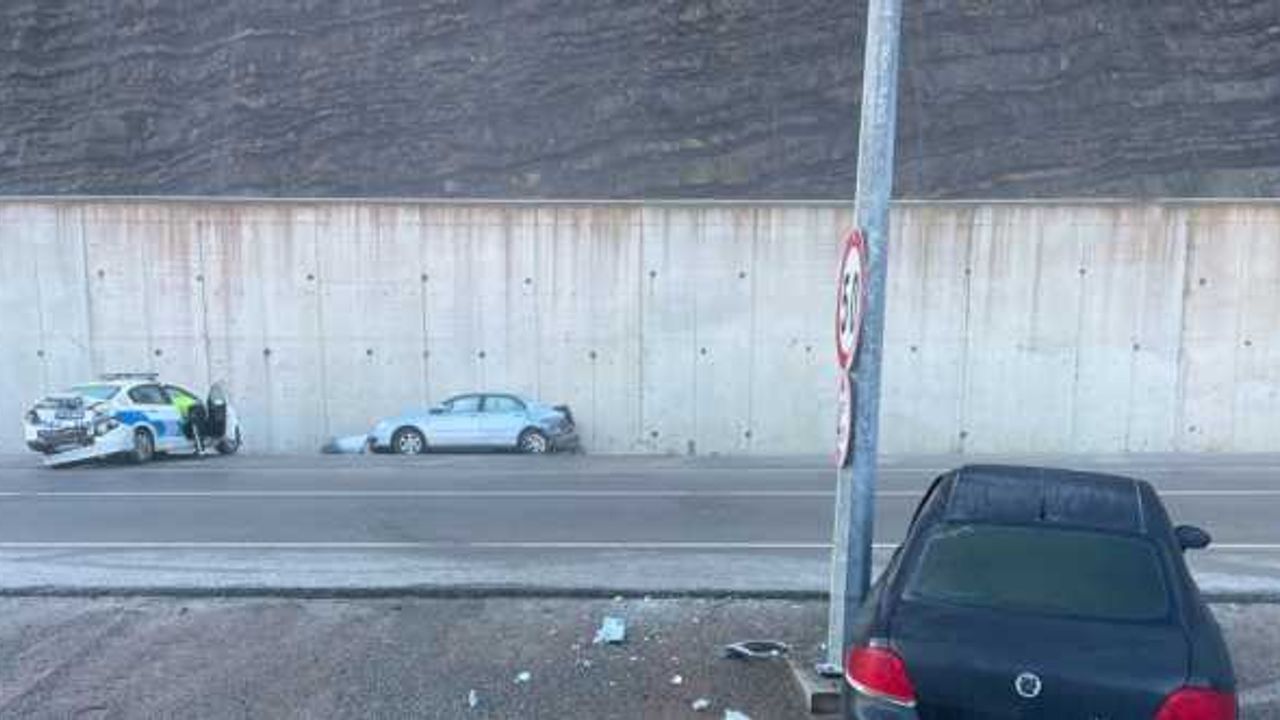Bartın'da buzlanma nedeniyle yaşanan kazalardan biri araç kamerasına yansıdı