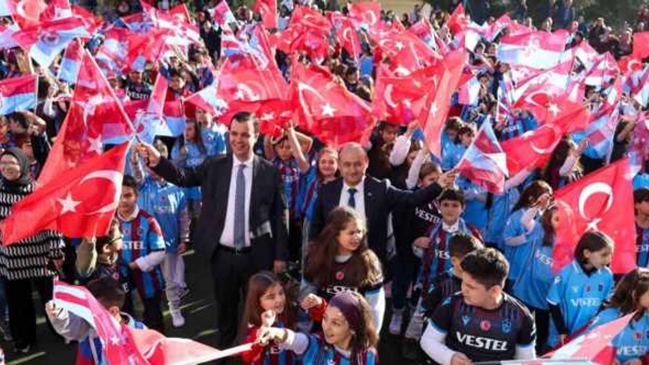 Başkan Ahmet Ağaoğlu, öğrencilere 10 bin forma hediye etti
