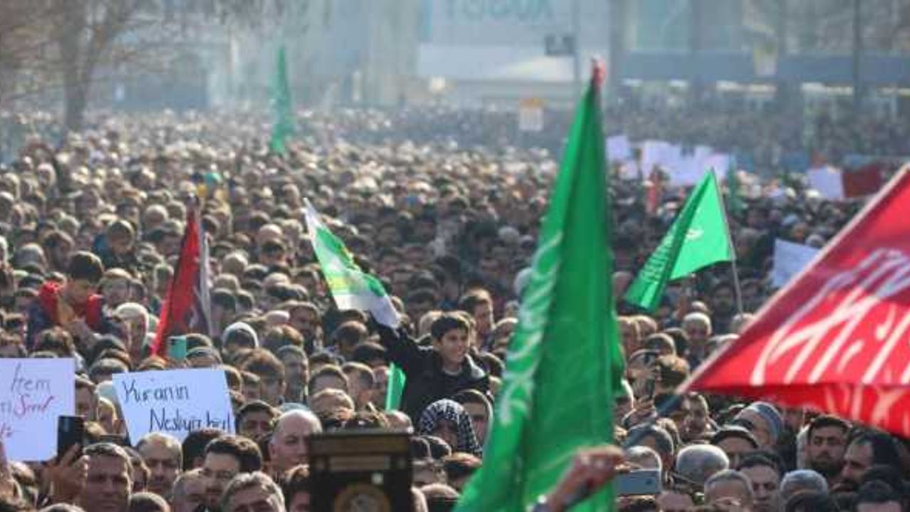 Batman’da binlerce kişi İsveç’te Kur’an-ı Kerim’in yakılmasını protesto etti