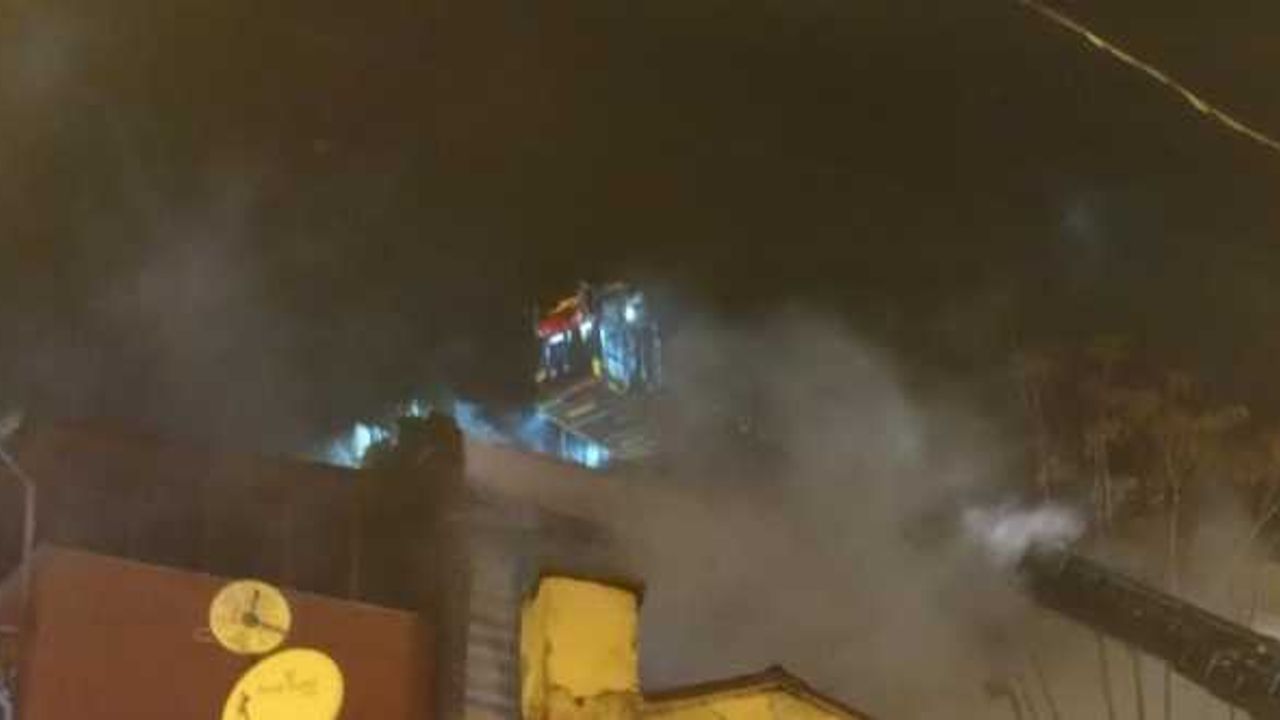 Beyoğlu’nda 4 katlı ahşap bina alev alev yandı, dumandan zehirlenen bir kedi öldü