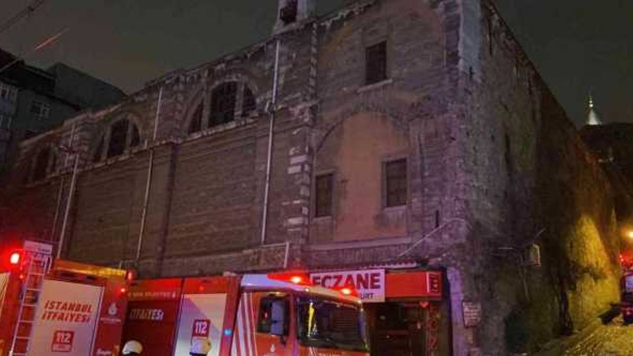 Beyoğlu’nda Ermeni Kilisesi’nin lojmanı alev alev yandı: 2 yaralı