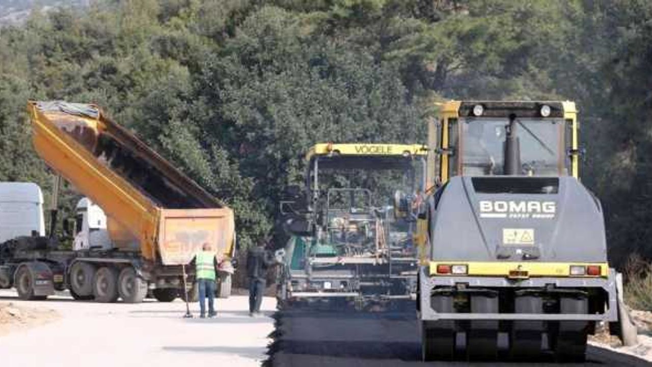 Bodrum Mümtaz Ataman Caddes’inde sıcak asfalt dökümü devam ediyor