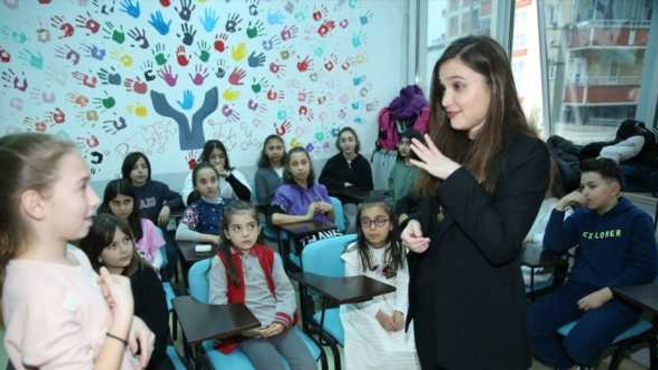 Boğulma tehlikesi geçirip 3 yıl konuşamayan genç, işaret dili eğitmeni oldu