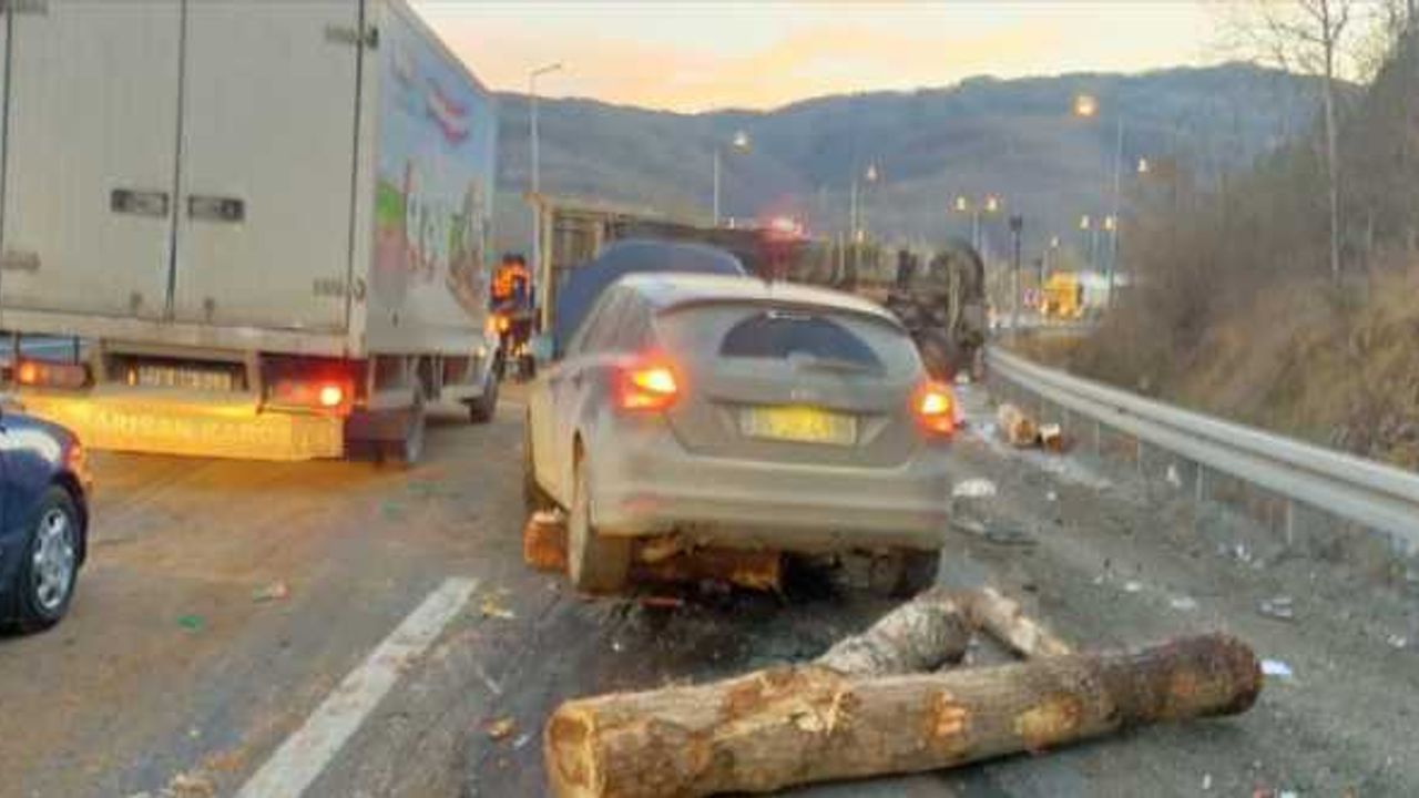 Bolu Dağı'nda tomruk yüklü kamyonun devrilmesi sonucu 2 kişi yaralandı