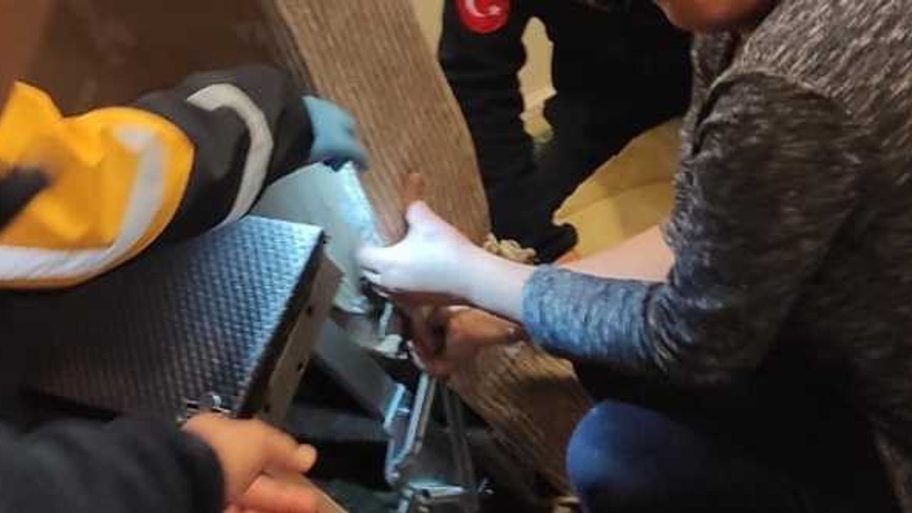 Bolu'da eli koltuk menteşesine sıkışan kadını itfaiye kurtardı