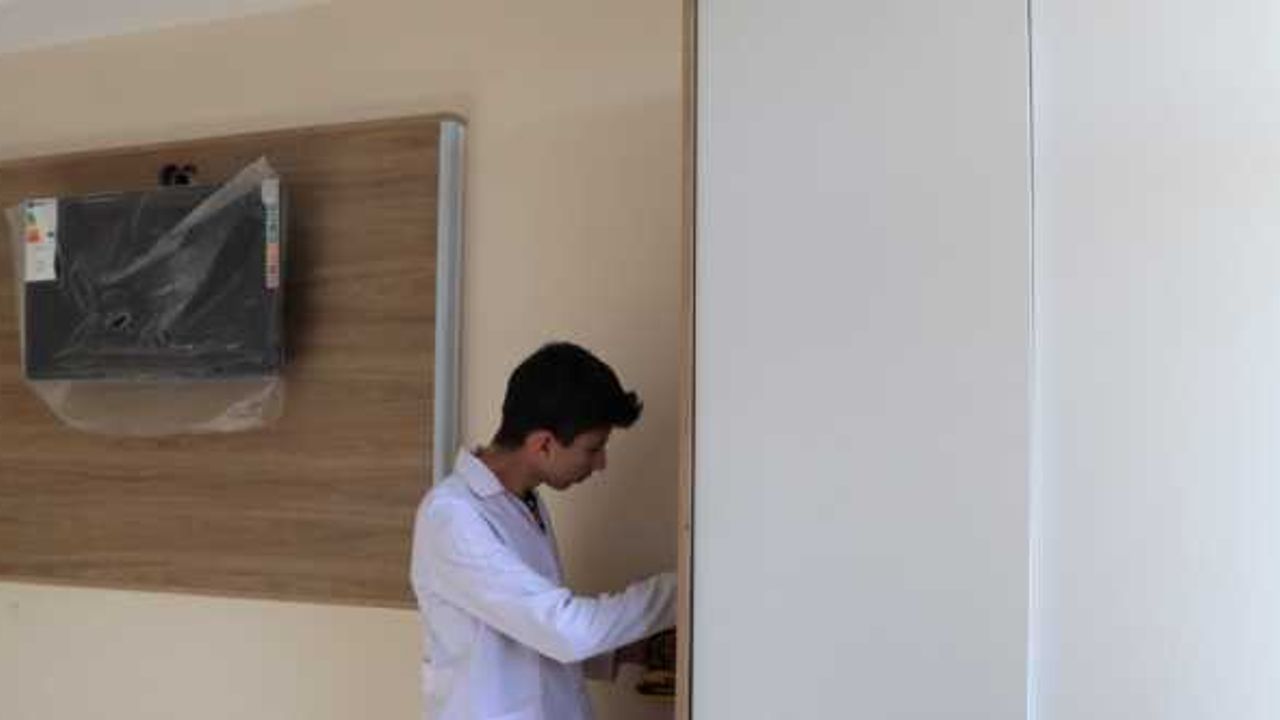 Bolu'da hastane odalarını lise öğrencileri dekore etti