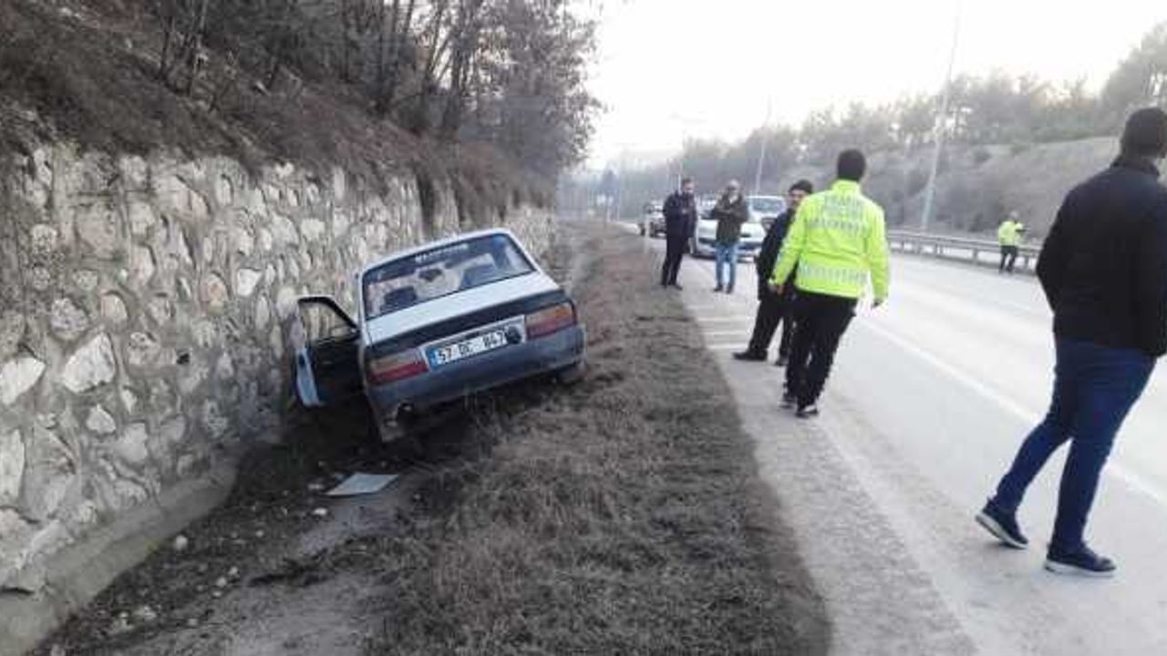 Boyabat'ta otomobilin istinat duvarına çarptığı kazada bir kişi yaralandı
