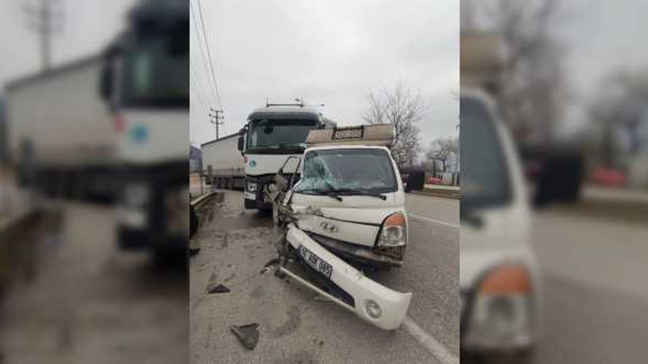 Bursa’da TIR ile kamyonet çarpıştı, sıkışan yolcuyu itfaiye kurtardı