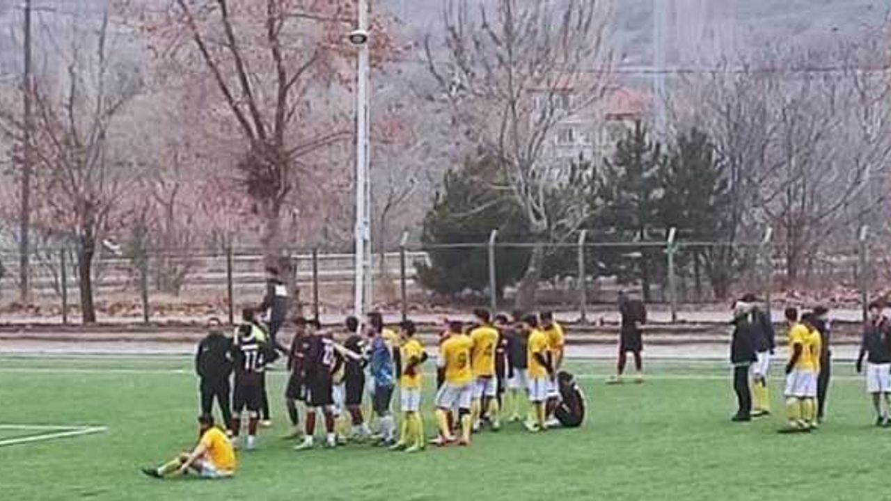 Çorum'da 1. Amatör Küme maçında oyundan alınan futbolcu bıçakla sahaya girdi