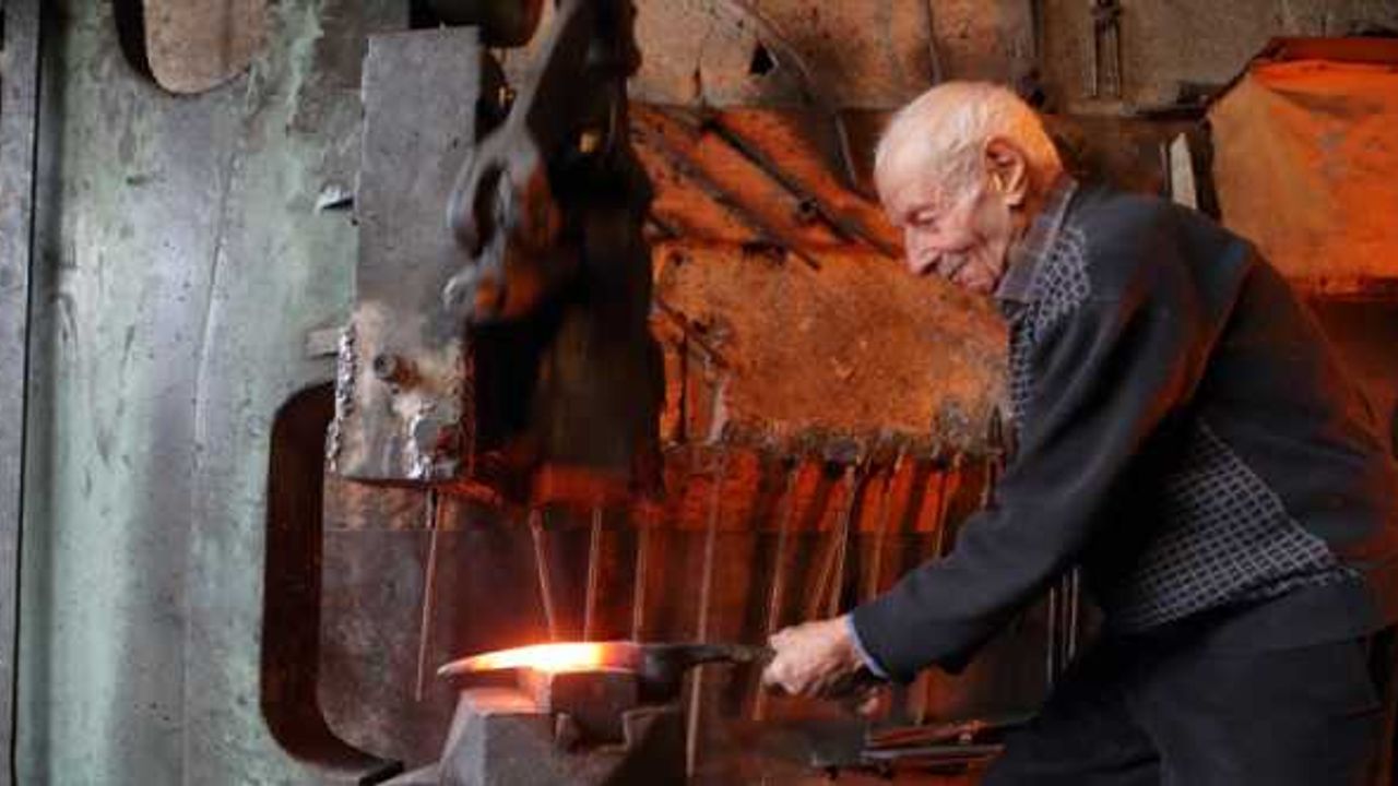 Çorumlu 83 yaşındaki demir ustası 71 yıldır çekici elinden bırakmıyor