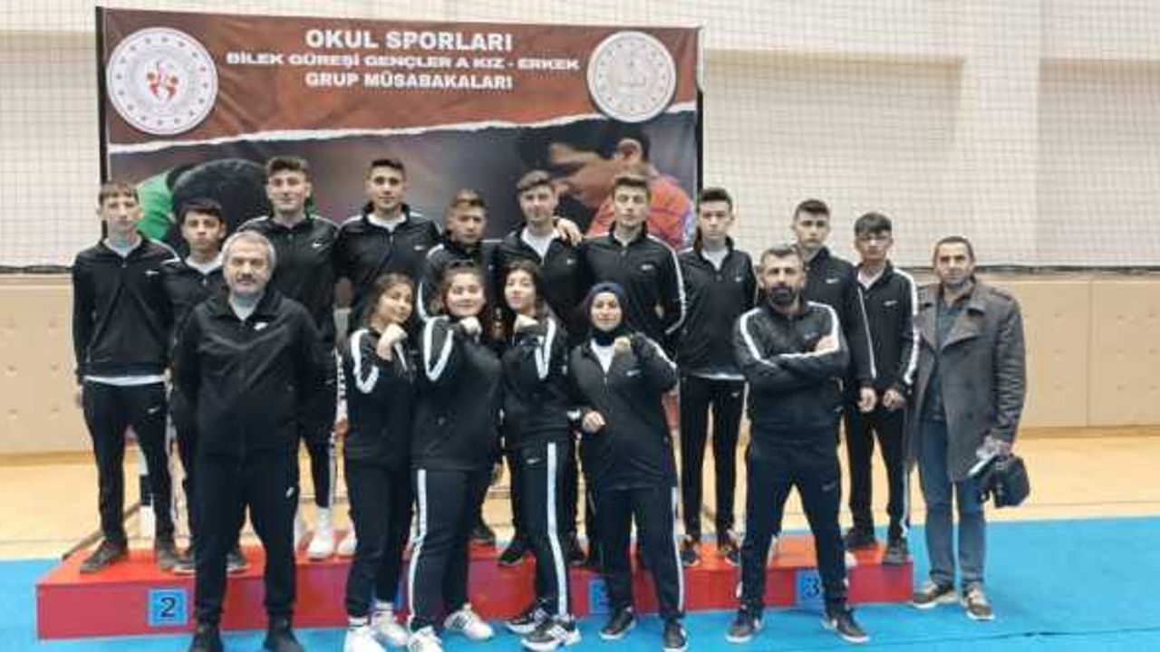 Çorum'u bilek güreşi Türkiye finalinde Mecitözülü öğrenciler temsil edecek