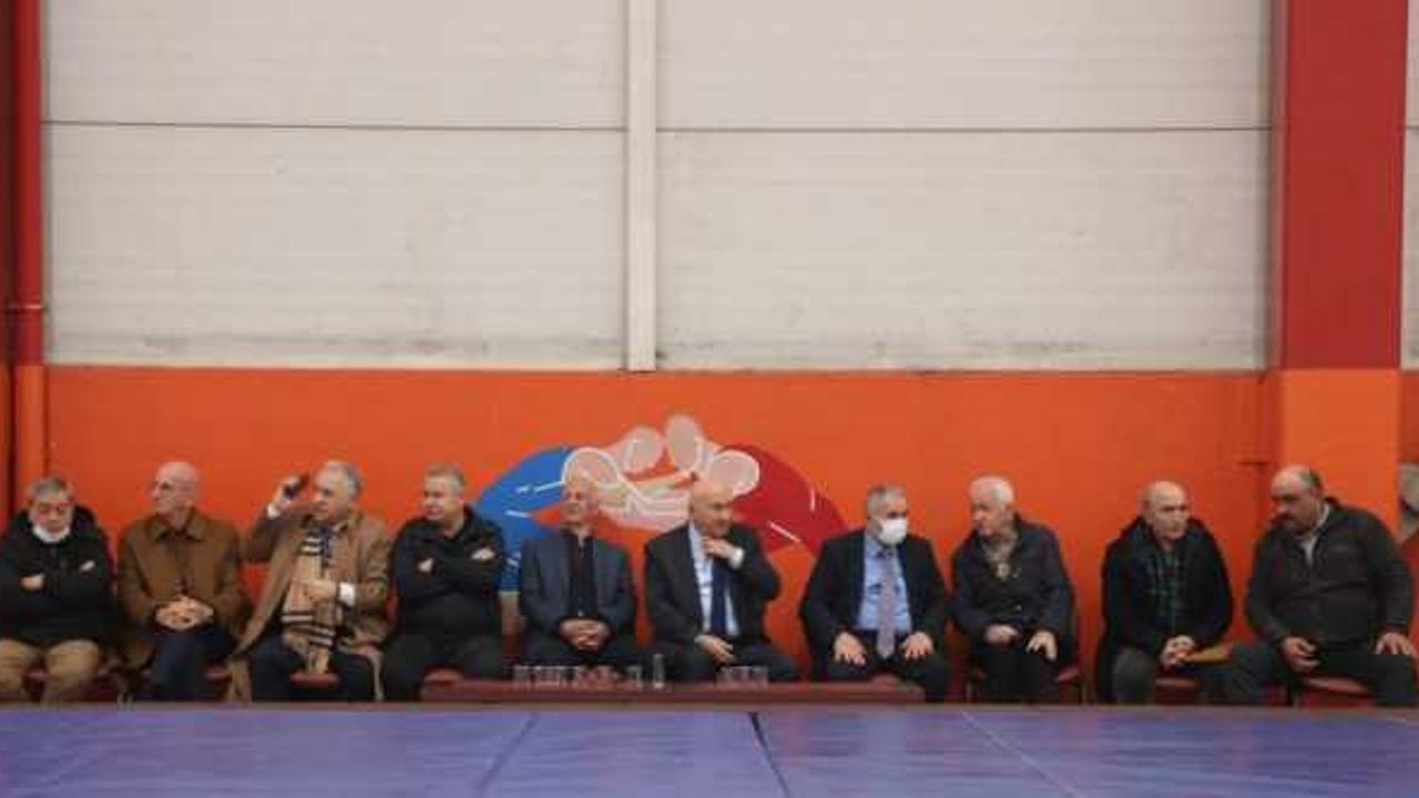 Düzce'de düzenlenen güreş turnuvasına 15 ilden 190 sporcu katıldı