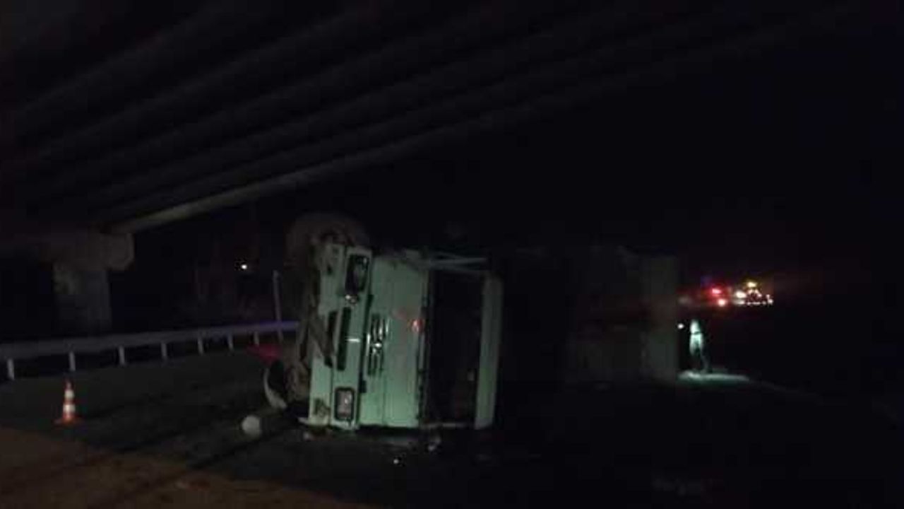Düzce’de kamyonun açık unutulan damperinin köprüye çarpması sonucu 3 kişi yaralandı