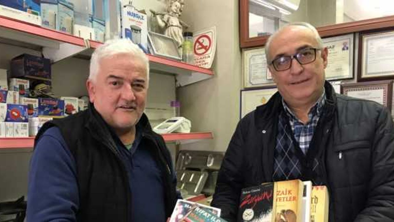 Emekli emniyet personeli, Cumhuriyetin 100. yılı anısına 100 kitap bağışladı
