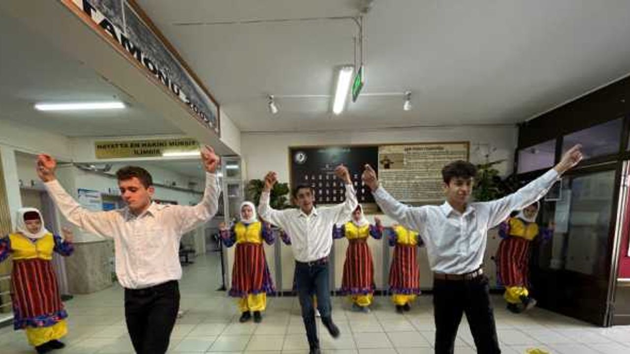 En "özel" halk oyunları ekibi, törenlerde sahne almaya hazırlanıyor