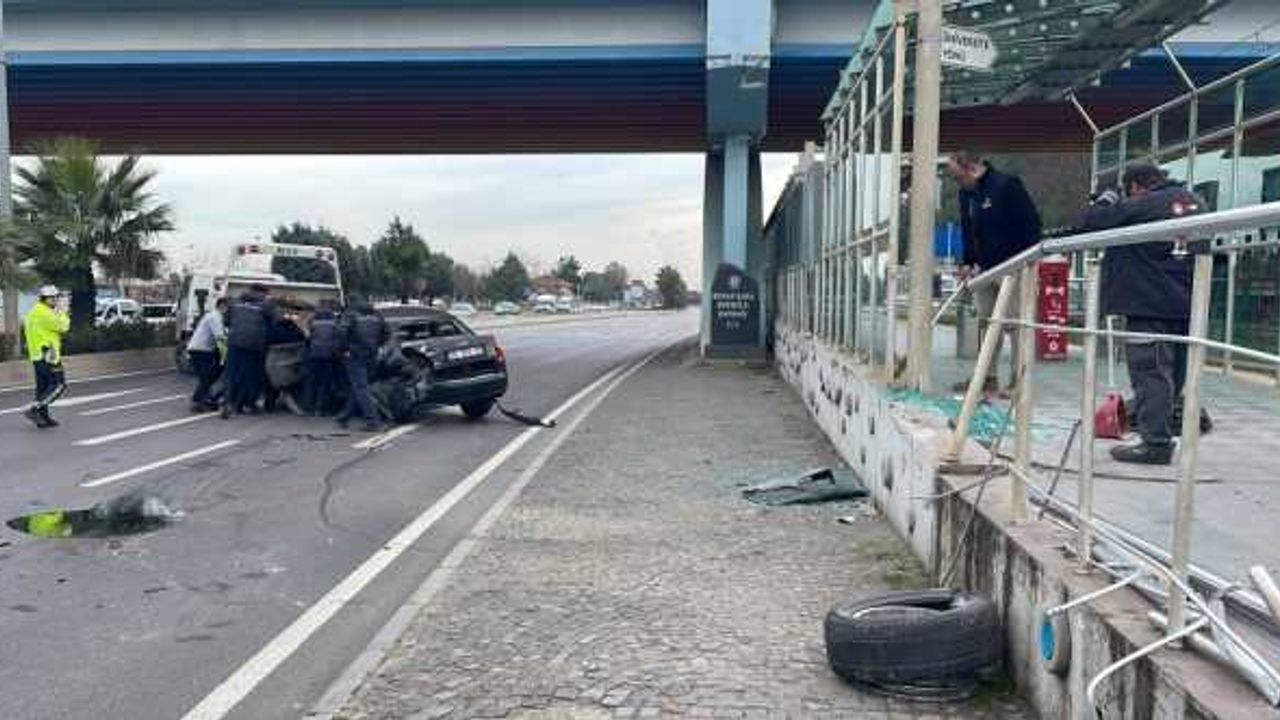 Samsun'da otomobilin çarptığı tramvay durağında hasar oluştu