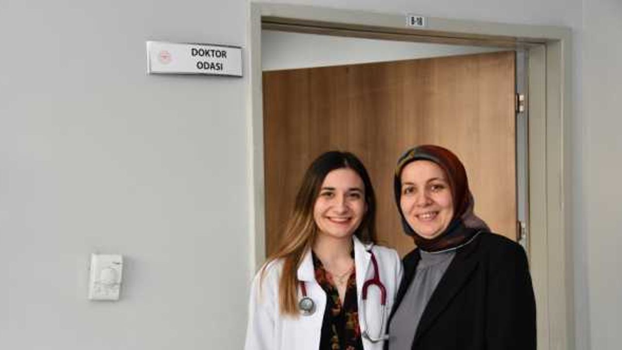 Hemşire anne ile doktor kızı aynı hastanede görev yapıyor