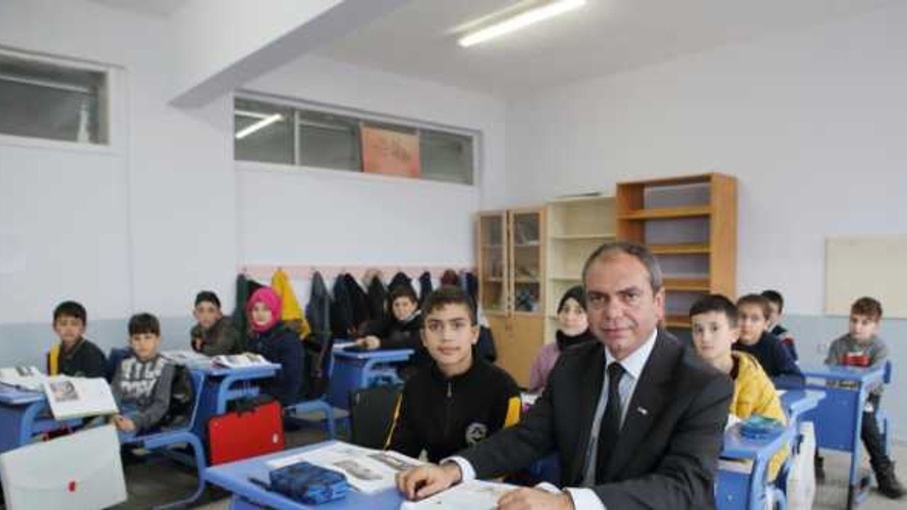 İlköğretim ve liseyi okuduğu okulda müdürlük yapıyor