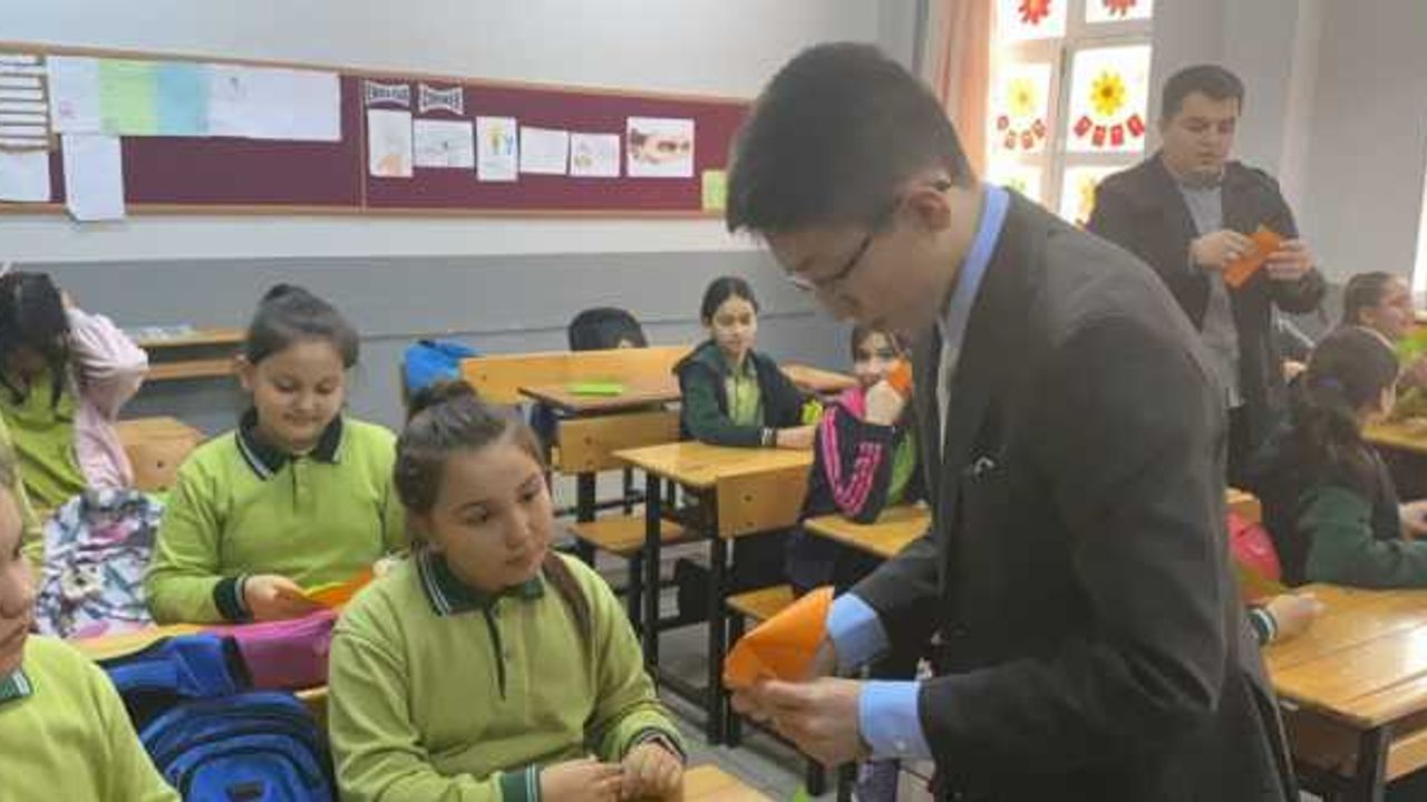 Japonya'da yaşayan Türk öğrenci Zonguldak'ta çocuklarla origami yaptı