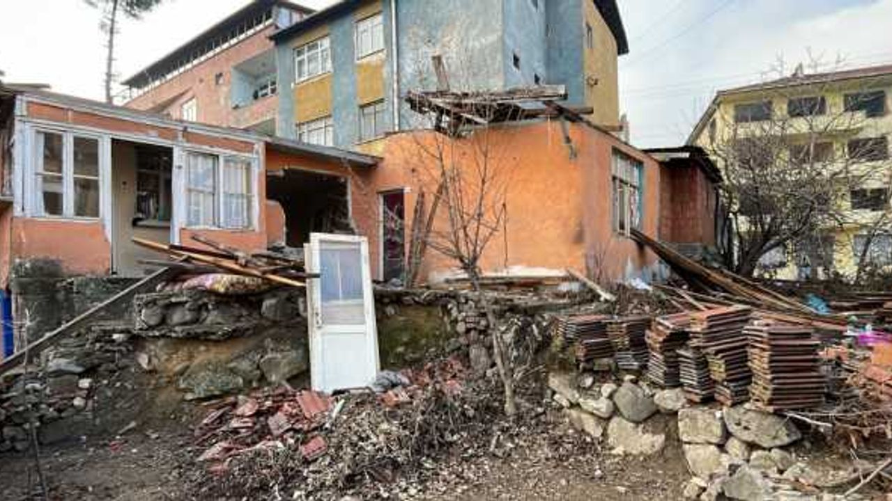 Karabük'te çatıdan malzeme alırken odaya düşen genç yaralandı