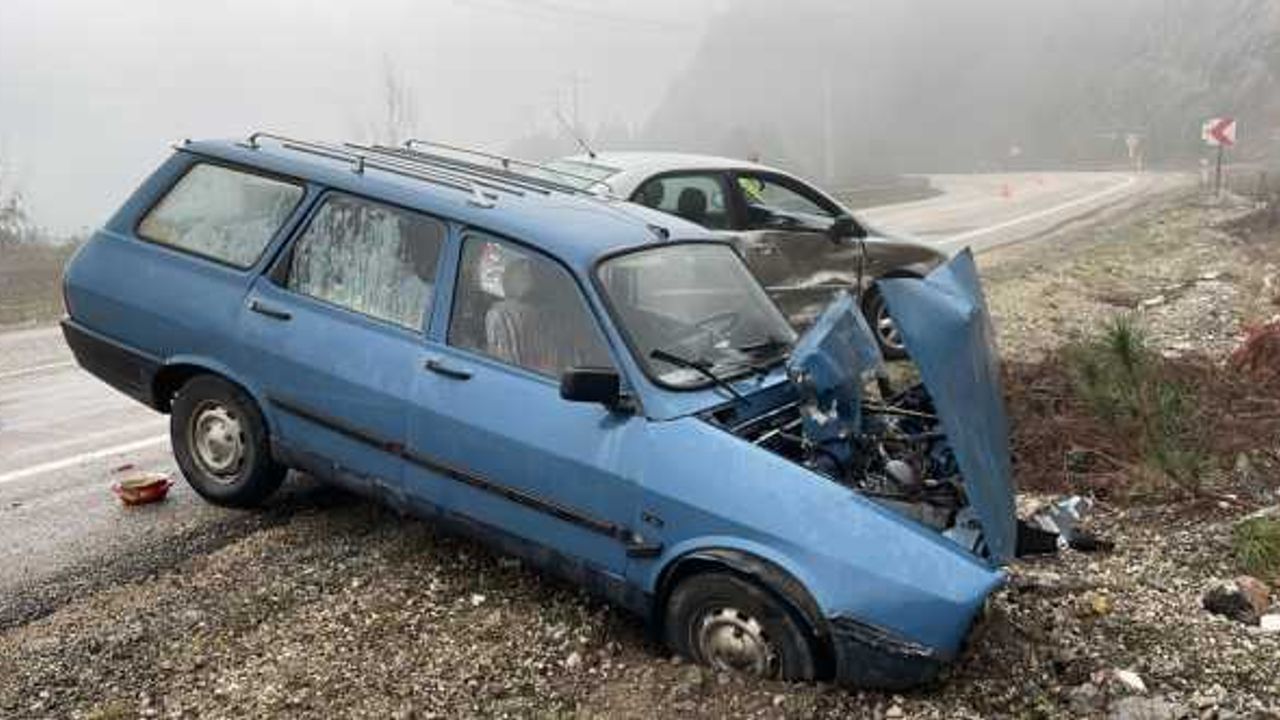Karabük'te iki otomobilin çarpıştığı kazada 3 kişi yaralandı