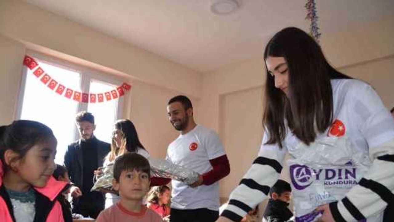 Karadeniz Ereğli Yurt Müdürlüğünden köy çocuklarına karne hediyesi