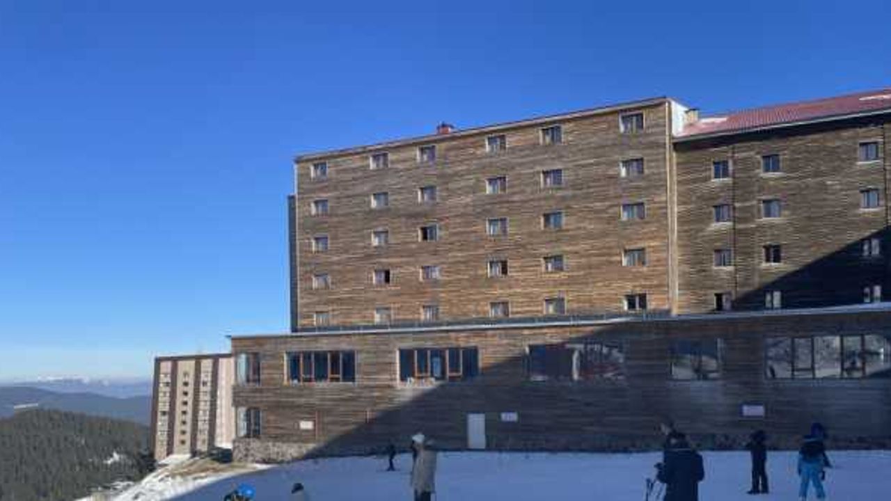 Kartalkaya'da tatilciler yılın ilk gününde kayak ve snowboard yaptı