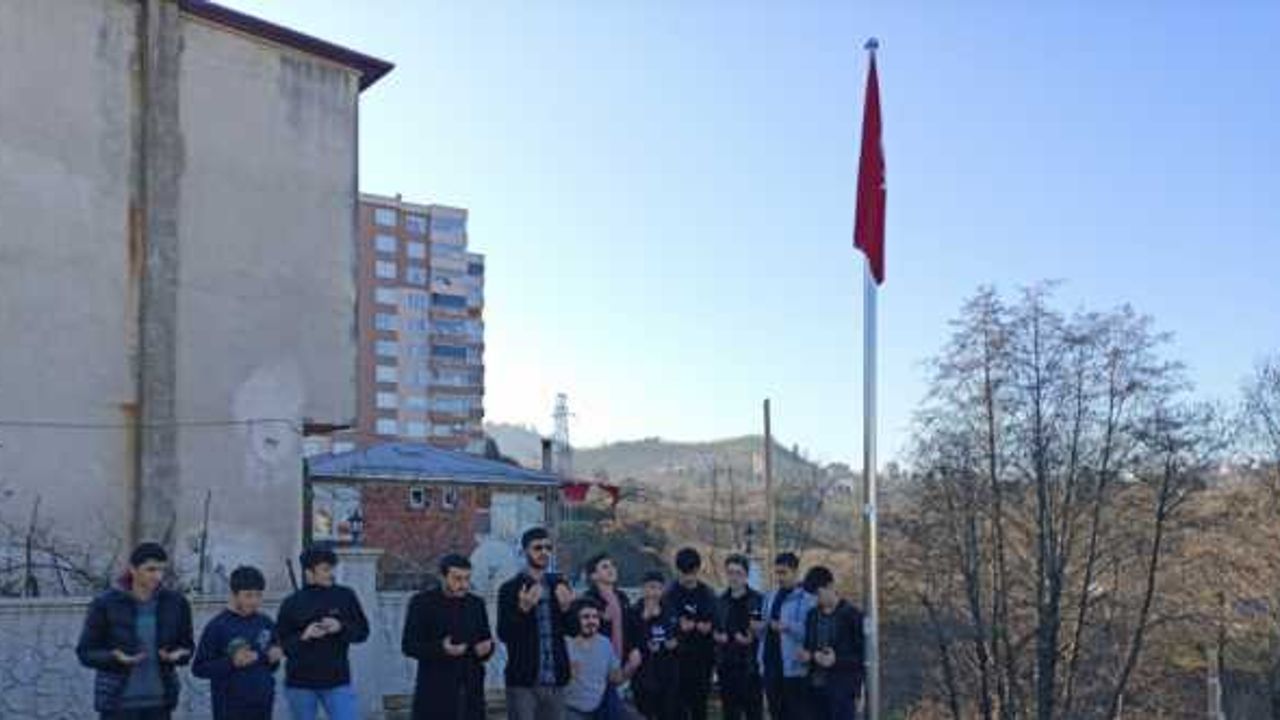 Kur'an Kursu öğrencileri şehidin mezarını ziyaret etti