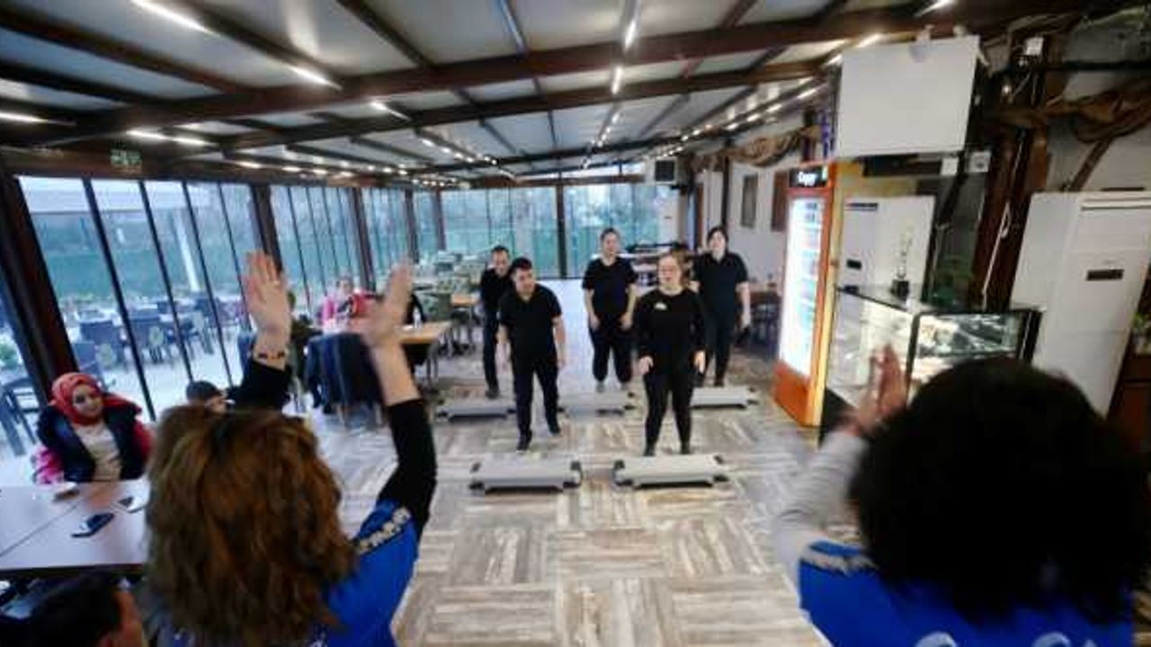 Kusursuz Kafe'nin özel çalışanları mesaiye dans ve sporla zinde başlıyor
