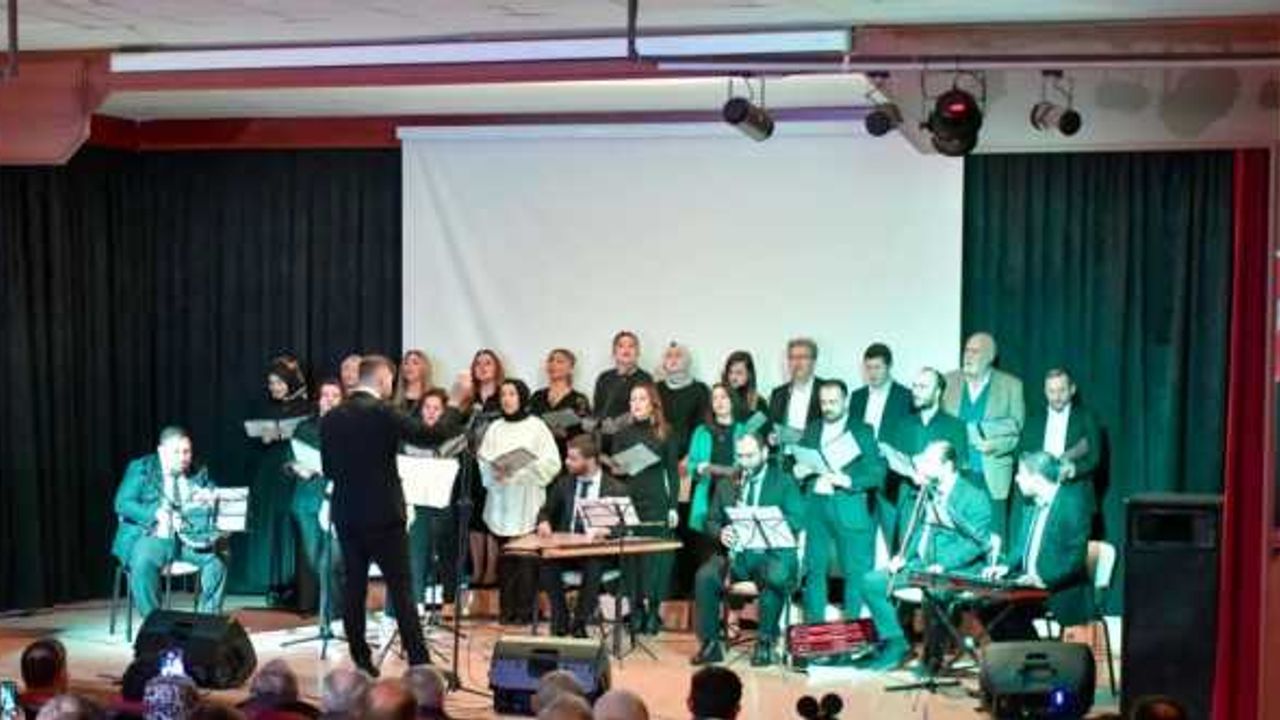 Ladik'te Yetişkinler Türk Müziği Korosu ilk konserini verdi
