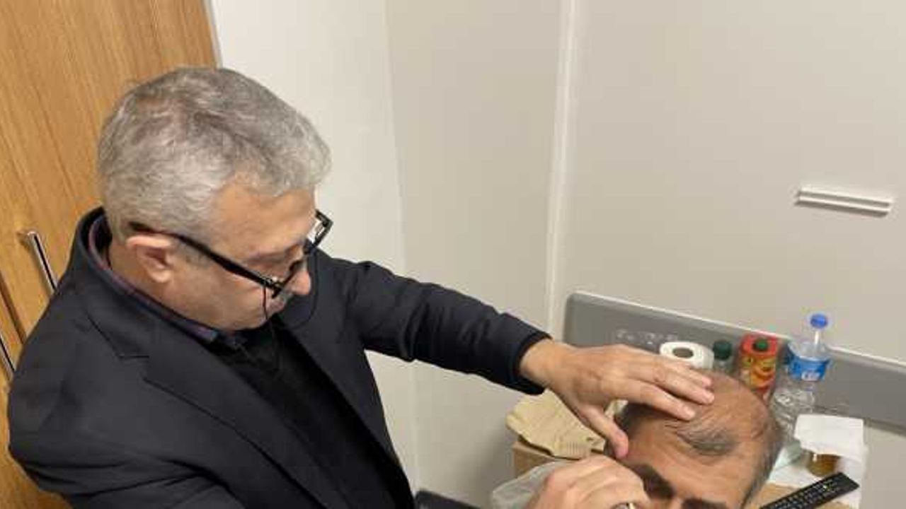 Mesleğini 53 yıldır sürdüren berber Avni, 28 yıldır da hastalara hizmet veriyor