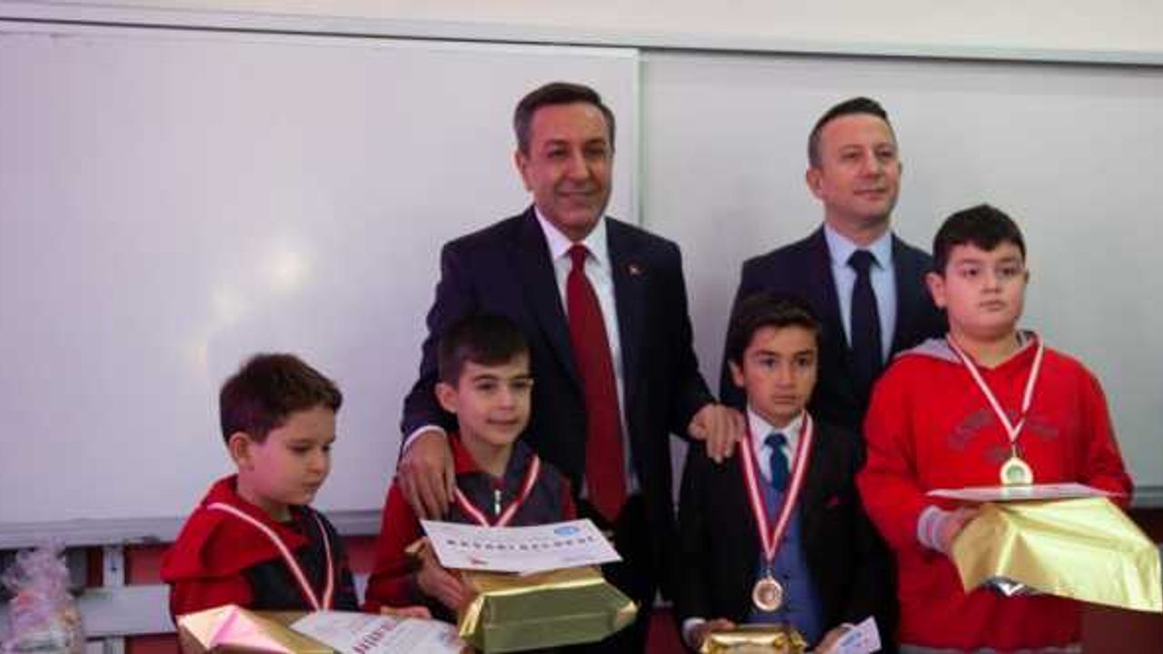 Milli Savunma Bakan Yardımcısı Dere, Çorum'da mezun olduğu okulda karne dağıttı