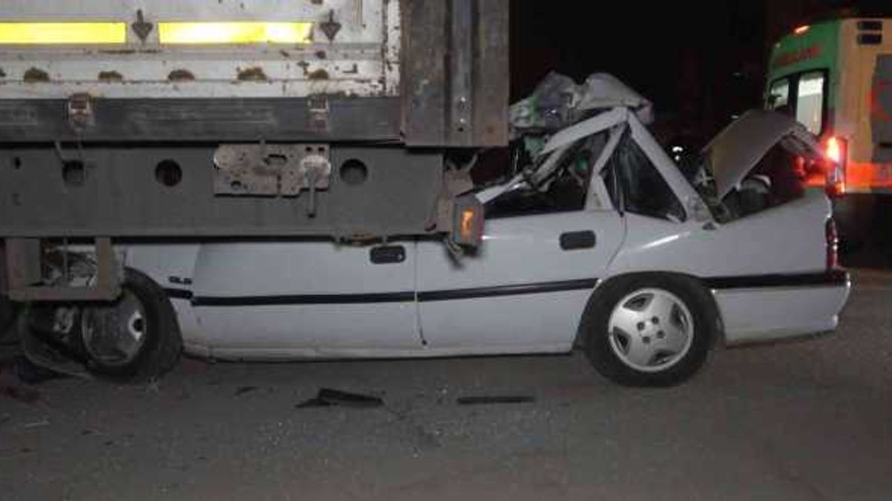 Otomobil, park halindeki tıra ok gibi saplandı: Sürücü hayatını kaybetti