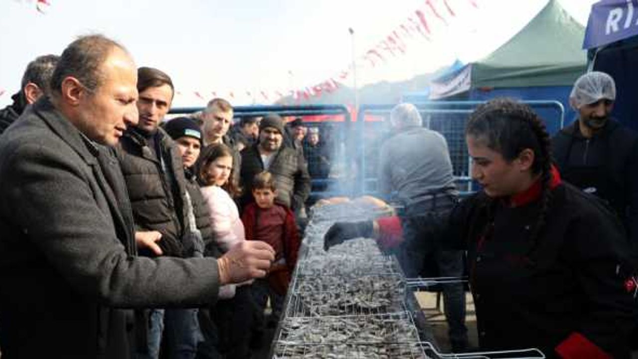 Rize'deki hamsi festivalinde 2,5 saatte 2,5 tonun üzerinde hamsi tüketildi